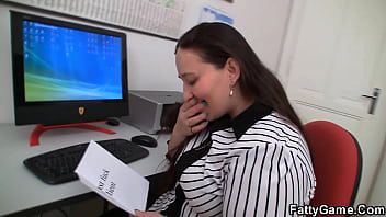 Afspelen Fat ass office vette verleidt klant tot seks