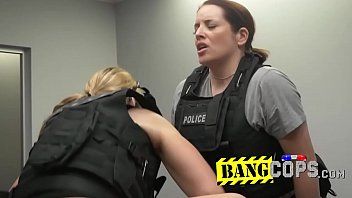 再生 容赦ない女性警官が痩せた黒人男を激しく犯す