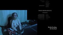 Jouer Brune bbw avec de gros seins naturels se plaisante tout en commentant le gameplay d'Alan Wake