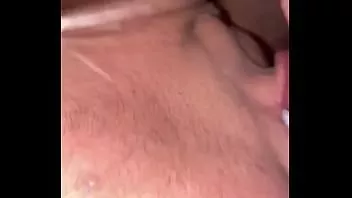 Jouer Voisine en chaleur désespérée pour une bite ... son mari l'appelle, elle continue de sucer