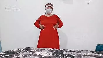 play Ragazza grassa dai grossi seni che mostra tette e figa