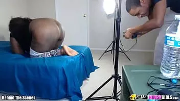 play Renee risponde a una chiamata durante le riprese del porno