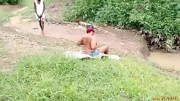 play O que esta senhora está fazendo nesta beira d'água dentro desta floresta