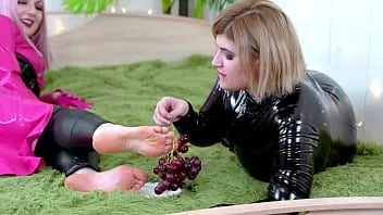 play Fetishaurae caressing gorgeous feet of arya grander