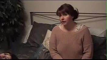 Reproducir Mi madrastra y mi hermanastra me hacen ver y follar - itty bitty pussy & mother mary