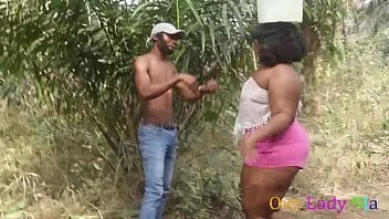 play アフリカのぽっちゃり系モデルのセックステープが流出し、アフリカのどこかで地元の農家と茂みの中でハードコアな後背位セックスをしている