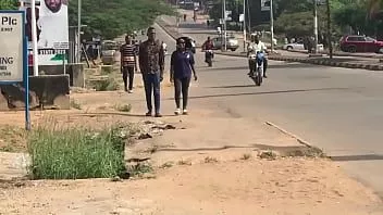 Afspelen Ergens in het westen, Nigeria, ontmoette en neukte hij een vreemde tijdens een wandeling