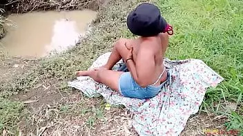 play La mami la visité junto al agua