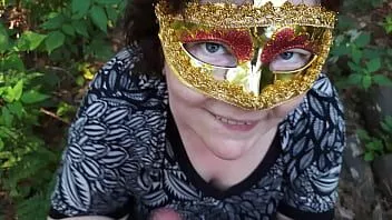 再生 ロシアのぽっちゃりベイビーは森と車の中で彼女の恋人のコックを吸います