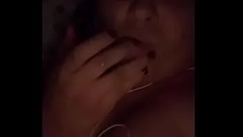 play Milf cachonda masturbándose y orgasmos al final
