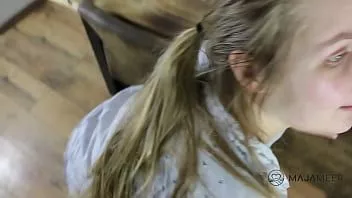 play Maja épaisse aux gros seins se fait baiser sur la table à manger