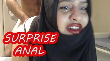 Abspielen Schmerzhafte Überraschungsanalsex mit verheirateter Hijab-Frau!