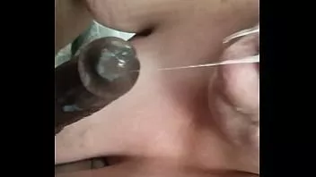 Odtwórz Lil gruba dziwka ssie kutasa swojego tatusia