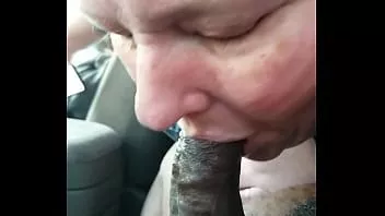 Odtwórz Lil gruba dziwka ssie kutasa swojego tatusia