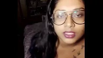 Afspelen Desi dikke slet toont haar lichaam op camera