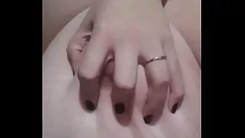 play Bbw hotwife speelt met haar grote borsten en steekt dildo's in het poesje