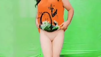 play Leuke dansende ladyboy alleen thuis in groen scherm