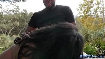 Jouer Ebony bbw suce et chevauche une bite en extérieur