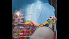 Riproduci Trans teenager bionda troia in abito a fiori mostra il suo grosso culo in live cam