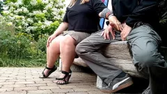 Odtwórz Gruba mamuśka nie może się nacieszyć ręczną robotą na świeżym powietrzu