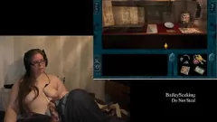 Afspelen Ondeugende brunette met tatoeages en piercings wordt naakt tijdens het gamen (deel 2)