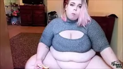 播放 BBW Feedee 狼吞虎咽地吃着汉堡包，穿着内衣打嗝