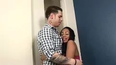 play BBW أخت لا يمكن أن تقاوم ديك أسود كبير - اللسان بين الأعراق!