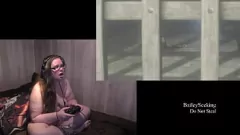 Abspielen Resident Evil 3 von Naughty Gamer Play durch: nackte Brünette mit Tätowierungen und Piercings