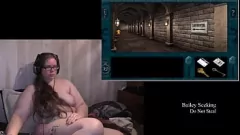 Abspielen Naked Royal Tower Gamer Girl enthüllt große Titten und tätowierte Körper
