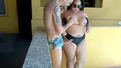 Putar Ayam besar tersedot oleh Chubby BBW di Pool Party Porno