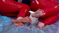 चलाएँ किंकी लेटेक्स फीट वर्शिप में लेस्बियन बीबीडब्ल्यू आर्य ग्रैंडर और फेटिशऑरे