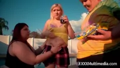 Reproduzir Assistir Fifi Foxx e Ivy Davenport em uma cena pornô Feeder Feedee com progressão de idade e recheio de comida